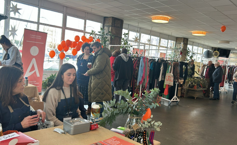 Gran éxito de público en el primer día del mercadillo navideño de la Fundación Amador de Castro