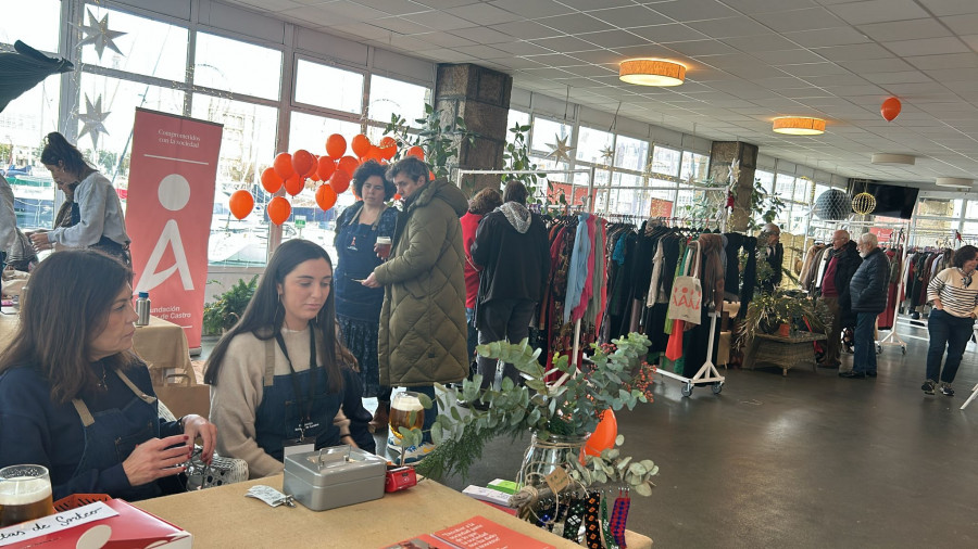 Gran éxito de público en el primer día del mercadillo navideño de la Fundación Amador de Castro