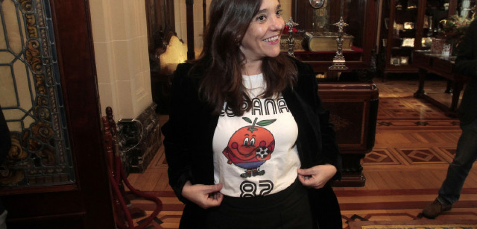 Inés Rey luce la camiseta de Naranjito para celebrar que A Coruña es bimundialista