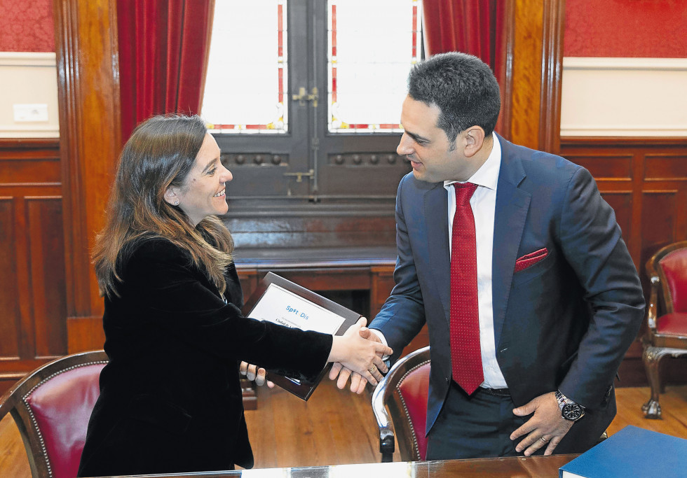 Inés Rey, estrechándole la mano a Danilo Francesca