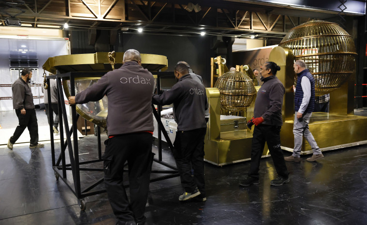 Los bombos y bolas de la Lotería de Navidad aguardan ya su gran día en el Teatro Real