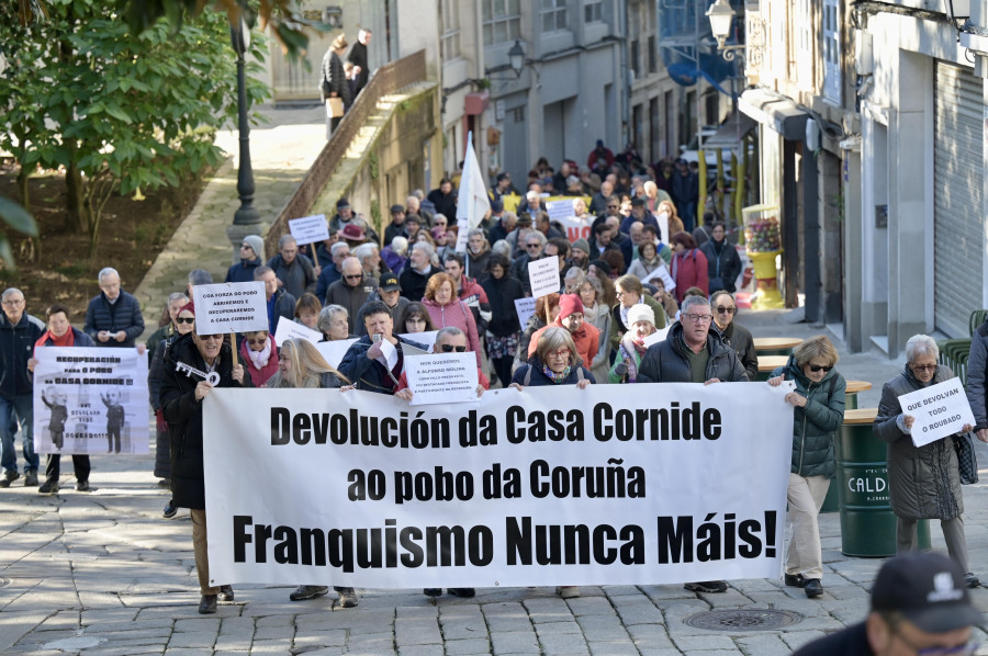 Una marcha cívica clama en A Coruña por la "devolución al pueblo" de la Casa Cornide