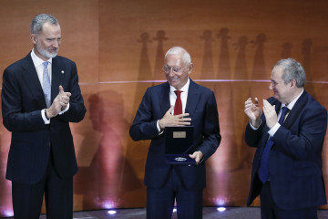 BARCELONA, 18/03/2024.- El rey Felipe VI, acompañado por el ministro de Industria y Turismo, Jordi Hereu (d), entrega el Premio Reino de España a la Trayectoria Empresarial al cofundador y president