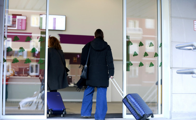 Instaurada una nueva normalidad a la que “costará adaptarse”: primer día de trabajo de la estación de tren provisional