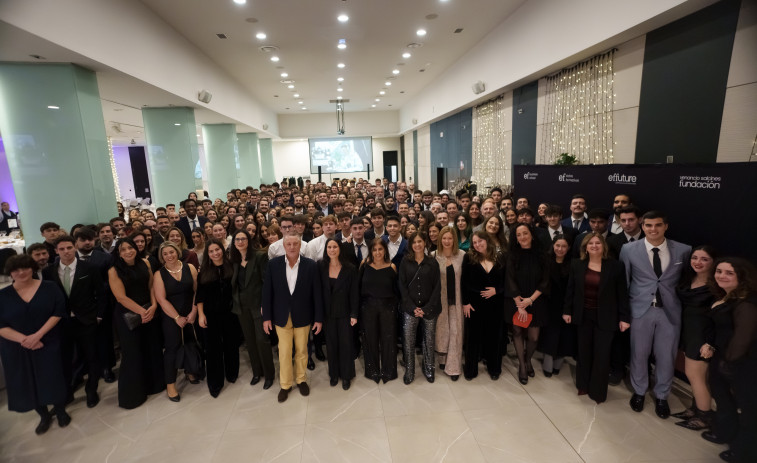 Cerca de 300 estudiantes, profesores y trabajadores de efbs Grupo Educativo y Cesuga celebran su cena de Navidad en A Coruña