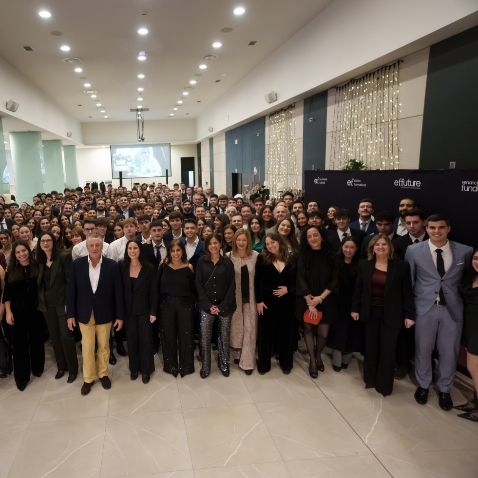 Cerca de 300 estudiantes, profesores y trabajadores de efbs Grupo Educativo y Cesuga celebran su cena de Navidad en A Coruña