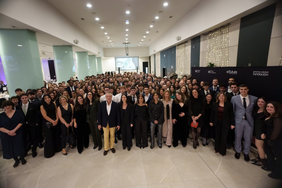 Cerca de 300 estudiantes, profesores y trabajadores de efbs Grupo Educativo y Cesuga celebran su cena de Navidad en A Coruña