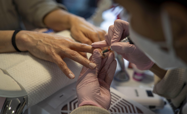 Debate en pleno auge navideño: ¿Es seguro hacerse la manicura de moda?