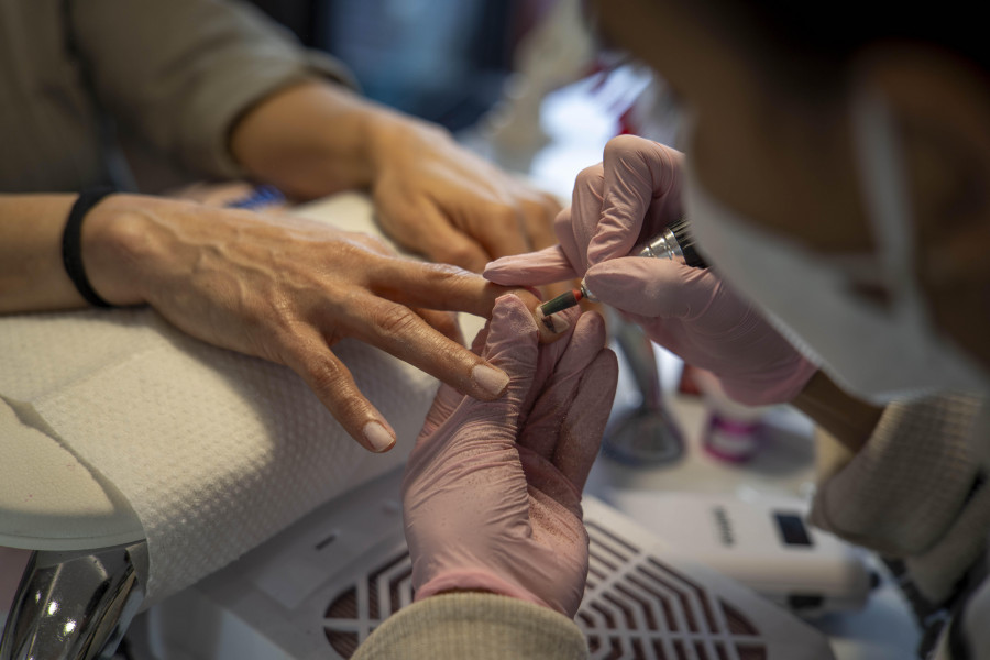 Debate en pleno auge navideño: ¿Es seguro hacerse la manicura de moda?