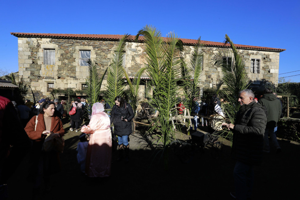 Bribes vuelve a mostrar la unión de sus vecions en un multitudinario Belén viviente (15)