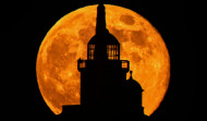 La Luna se esconde tras la Torre de Hércules: desde dónde y cómo sacó esta fotografía un profesor de la UDC