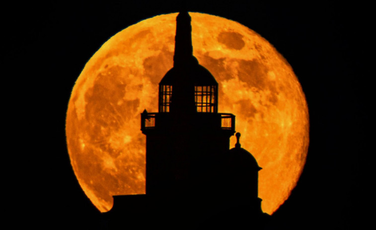 La Luna se esconde tras la Torre de Hércules: desde dónde y cómo sacó esta fotografía un profesor de la UDC