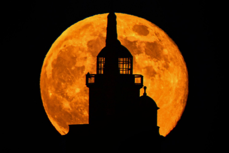 La Luna se esconde tras la Torre de Hércules: desde dónde y cómo sacó esta fotografía un profesor de la UDC