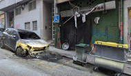 Un colchón en llamas calcina un coche en A Coruña