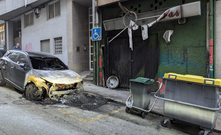 Un colchón en llamas calcina un coche en A Coruña