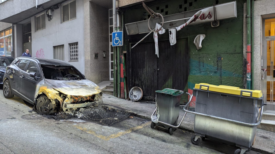 Un colchón en llamas calcina un coche en A Coruña