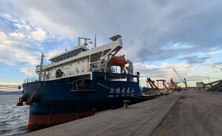 Atraca en el Puerto Exterior de A Coruña el barco chino fondeado en Ares que perdió dos grúas