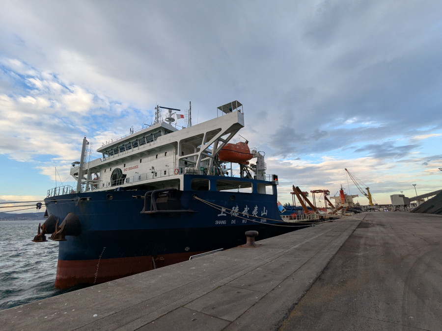 Atraca en el Puerto Exterior de A Coruña el barco chino fondeado en Ares que perdió dos grúas