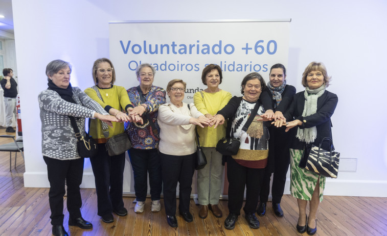 El Espazo +60 Afundación entrega la recaudación de su tienda solidaria a la Cruz Roja de Betanzos