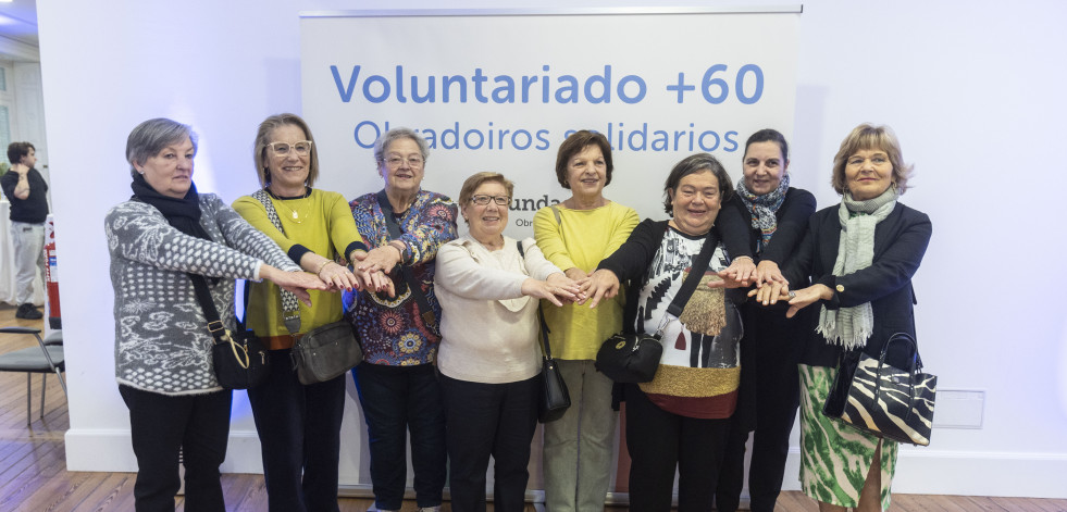 El Espazo +60 Afundación entrega la recaudación de su tienda solidaria a la Cruz Roja de Betanzos