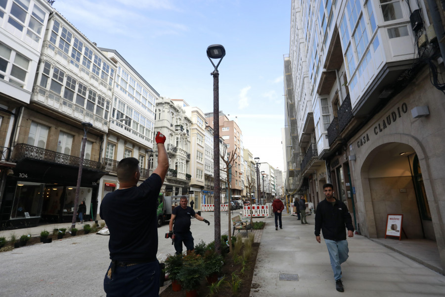 San Andrés, en A Coruña, ultima su reforma: llegan las farolas, el mobiliario urbano y los semáforos