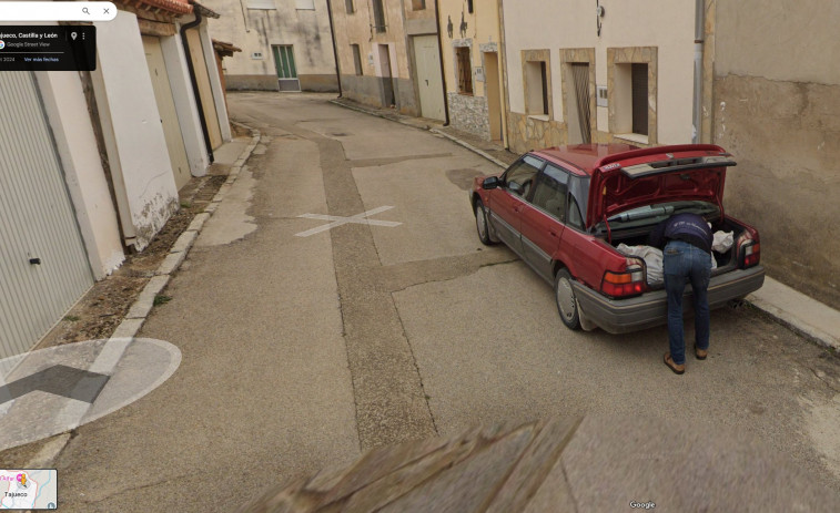 Una imagen de Google Maps capta a un hombre escondiendo un cadáver en un coche