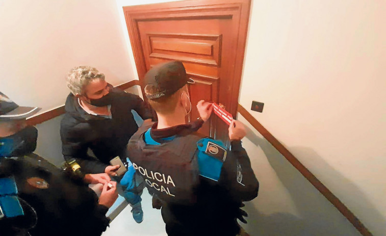 La Policía Local instala testigos en las puertas para evitar okupaciones