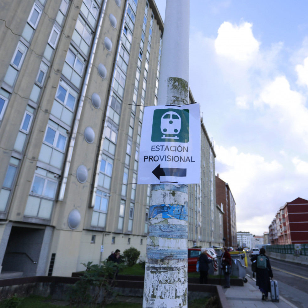 Los nuevos carteles no palian el caos en los accesos a la estación de tren