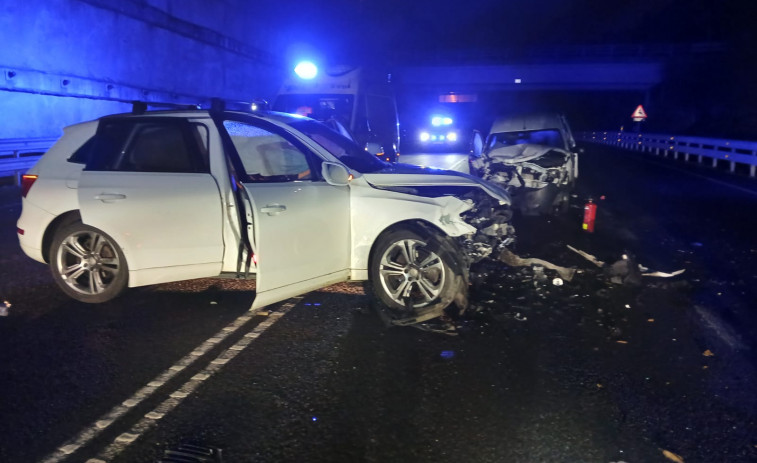 Cuatro heridos en Oleiros al chocar dos coches en la Vía Ártabra