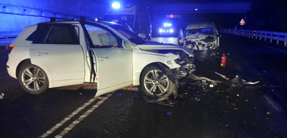 Cuatro heridos en Oleiros al chocar dos coches en la Vía Ártabra