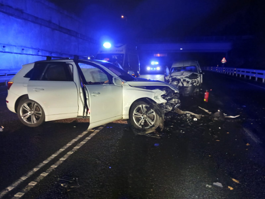 Cuatro heridos en Oleiros al chocar dos coches en la Vía Ártabra