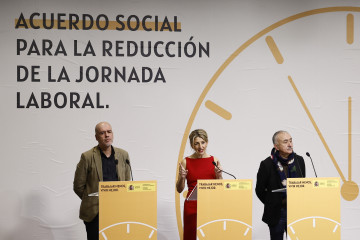 MADRID, 20/12/2024.- La vicepresidenta segunda del Gobierno y ministra de Trabajo, Yolanda Díaz (C), firma este viernes con los secretarios generales de CCOO y UGT, Unai Sordo (i) y Pepe Álvarez (d)