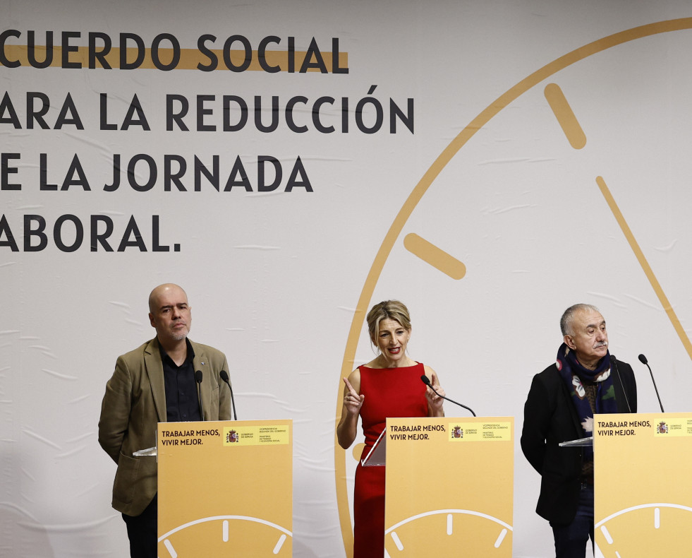 MADRID, 20/12/2024.- La vicepresidenta segunda del Gobierno y ministra de Trabajo, Yolanda Díaz (C), firma este viernes con los secretarios generales de CCOO y UGT, Unai Sordo (i) y Pepe Álvarez (d)