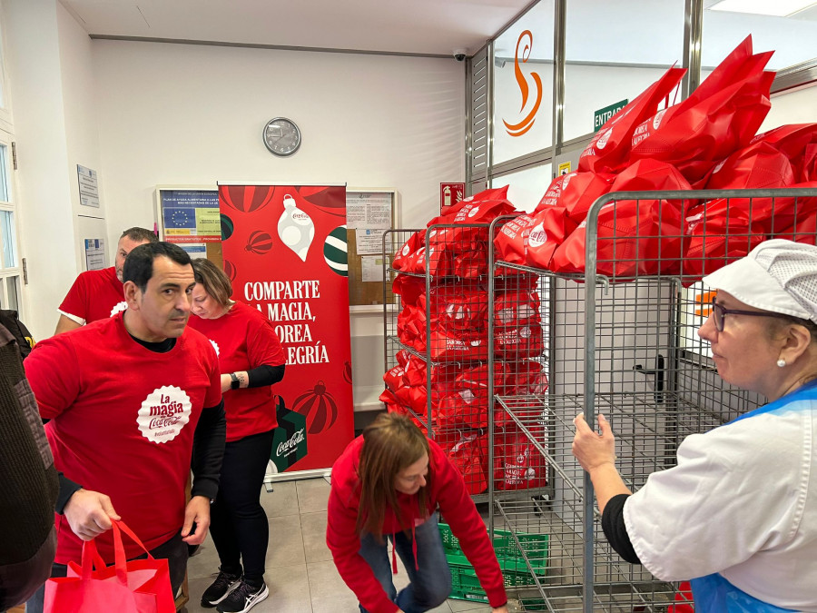 Coca-Cola se une a la Cocina Económica de A Coruña para repartir 1.500 comidas