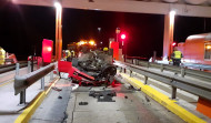 Un coche se estrella en el peaje de la autopista AP-9 en Guísamo