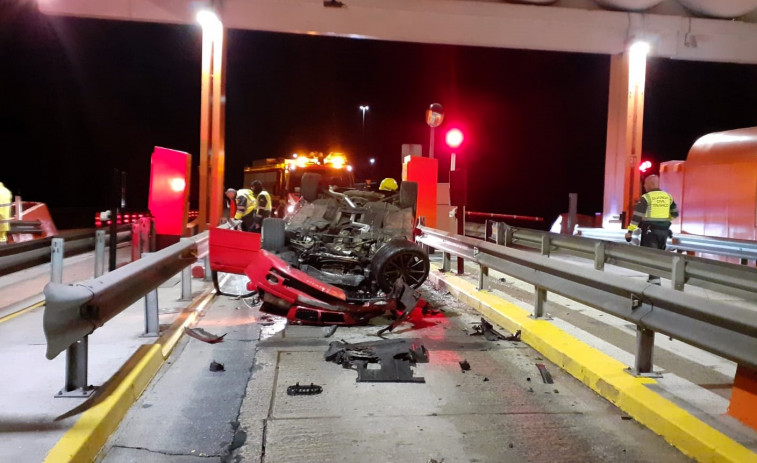 Un coche se estrella en el peaje de la autopista AP-9 en Guísamo