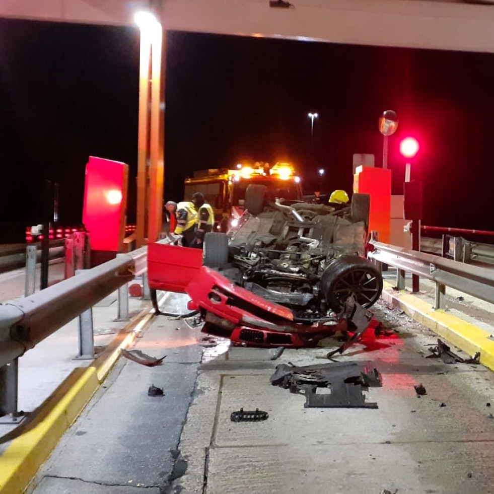 Un coche se estrella en el peaje de la autopista AP-9 en Guísamo