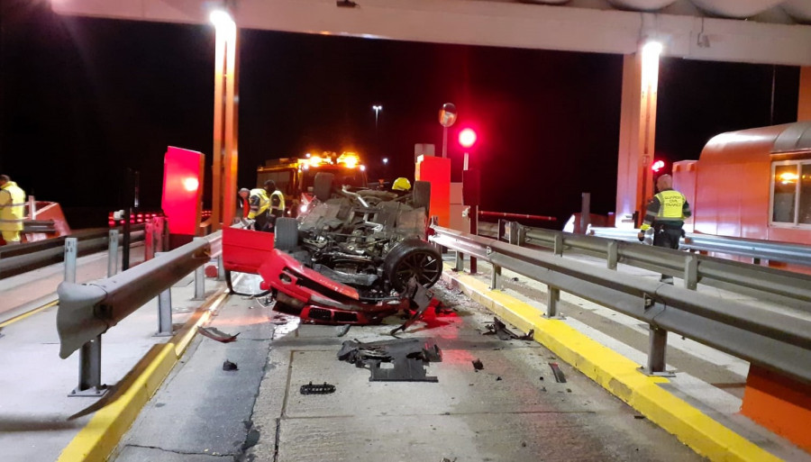 Un coche se estrella en el peaje de la autopista AP-9 en Guísamo