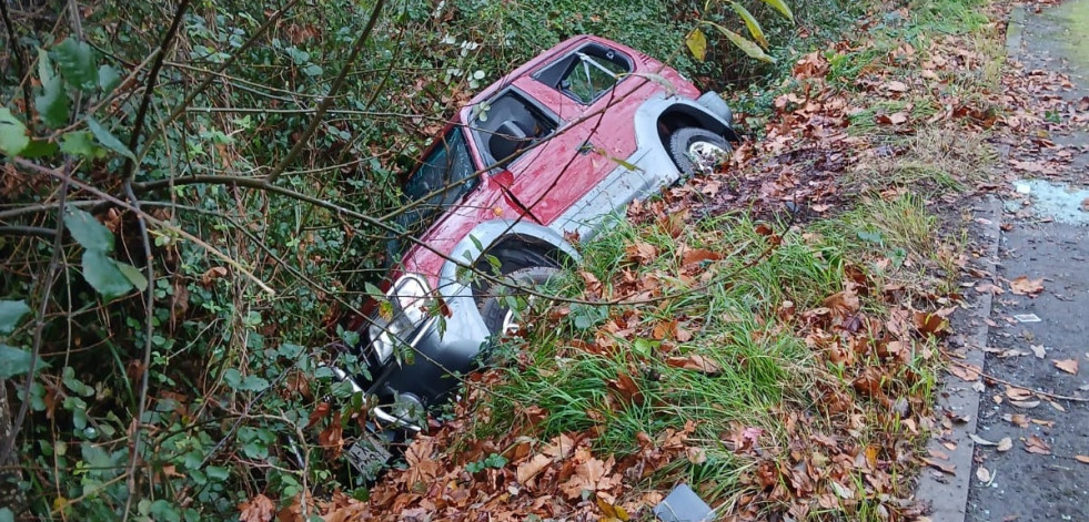 Los Bomberos de Oleiros auxilian a una persona con la mano atrapada en un coche