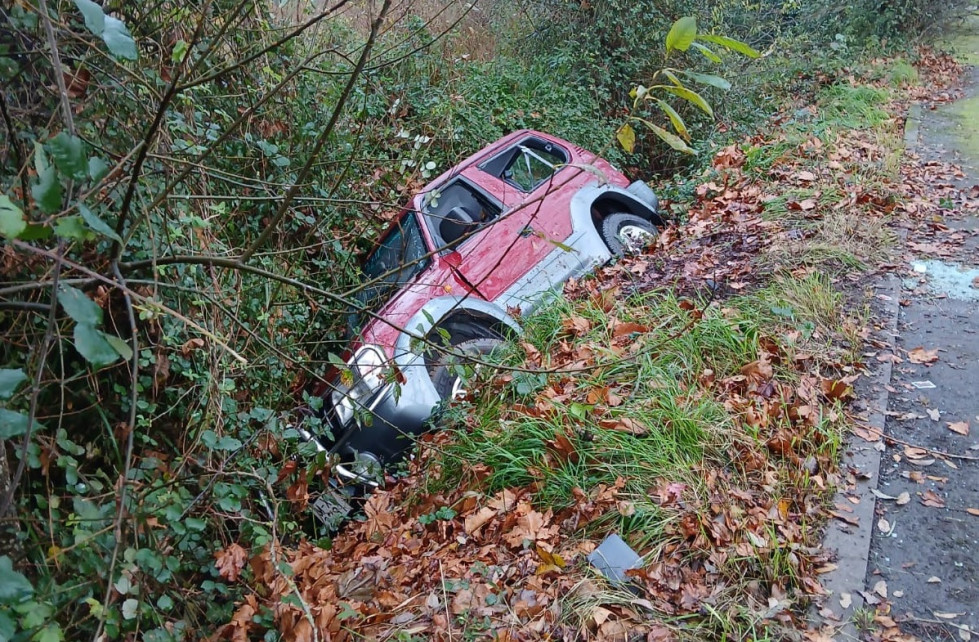 Coche volcado oleiros