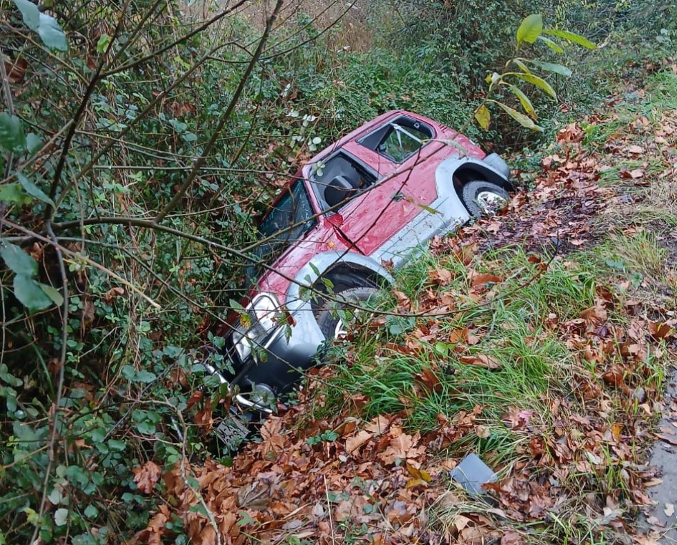 Coche volcado oleiros