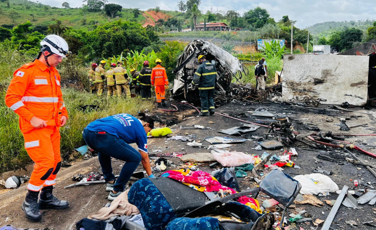 Mueren al menos 37 personas en un accidente de varios vehículos en Brasil