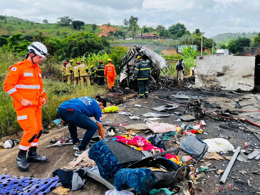 Mueren al menos 37 personas en un accidente de varios vehículos en Brasil