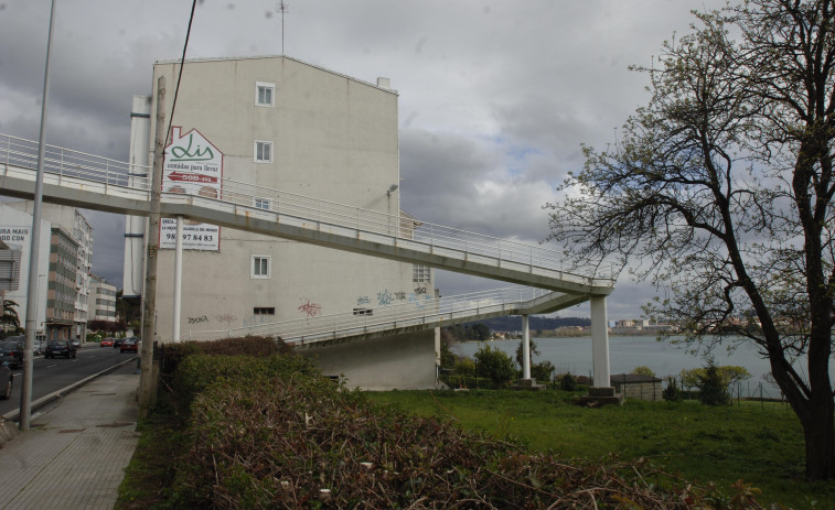 Hace 25 años | Fomento instalará la pasarela peatonal de Perillo antes de que acabe 1999