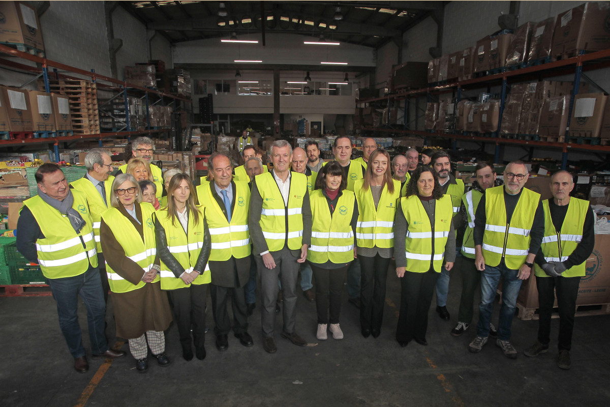 Foto de familia tras la vista de Alfonso Rueda al Banco de Alimentos @ Quintana