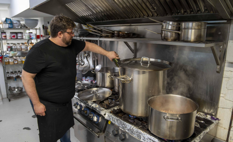 Cada vez mas coruñeses escapan de la cocina por Nochebuena: dónde y cómo preparan sus cenas