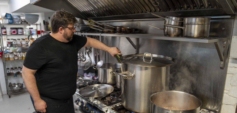 Cada vez mas coruñeses escapan de la cocina por Nochebuena: dónde y cómo preparan sus cenas