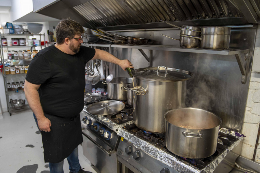 Cada vez mas coruñeses escapan de la cocina por Nochebuena: dónde y cómo preparan sus cenas