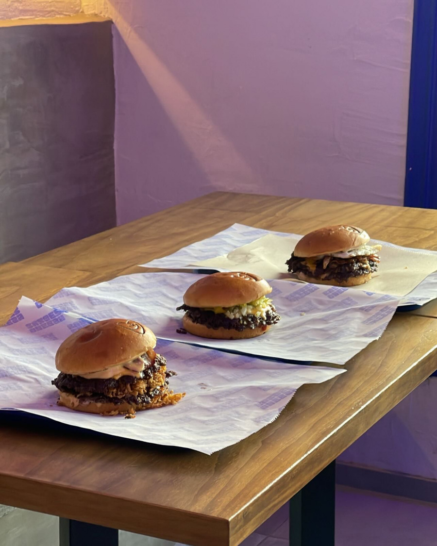 Cheesy Burger: una historia de esfuerzo familiar que dio lugar a las hamburguesas más felices de A Coruña