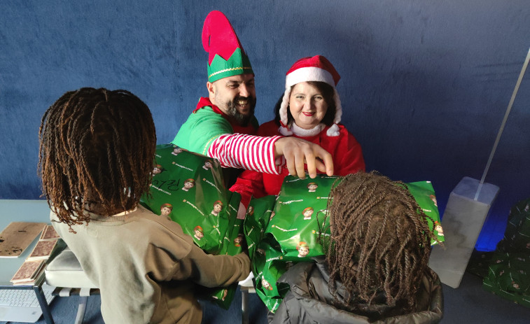 Mamá Noel entrega juguetes a niños de familias vulnerables en la Torre de Cristal de A Coruña